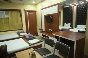 Desk, laptop workspace, free WiFi - Hotel Raj Darbar (Saharsa)