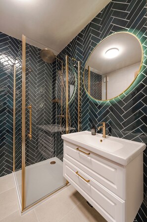 Douche, sèche-cheveux, serviettes fournies, savon