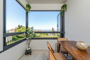 Dining - Luxury beach apt with free parking- walk to beach (Zadar)
