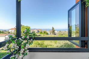 Property grounds - Luxury beach apt with free parking- walk to beach (Zadar)