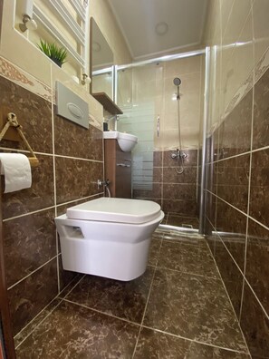 Deluxe Double Room, Balcony, City View | Bathroom | Free toiletries, hair dryer, slippers, towels - Omar Suites (İstanbul)