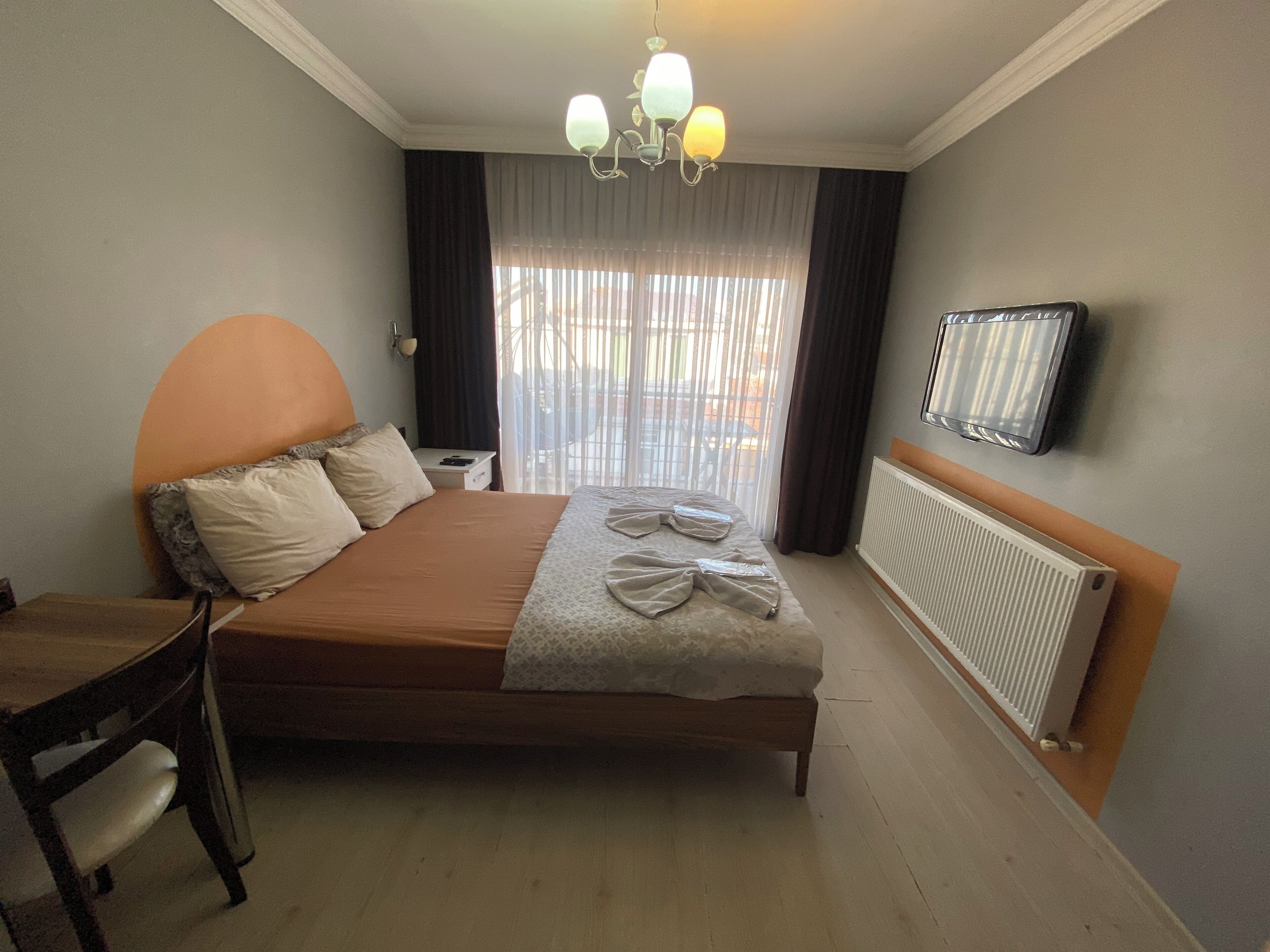 Skrivbord, mörkläggningsgardiner, ljudisolering och gratis wi-fi