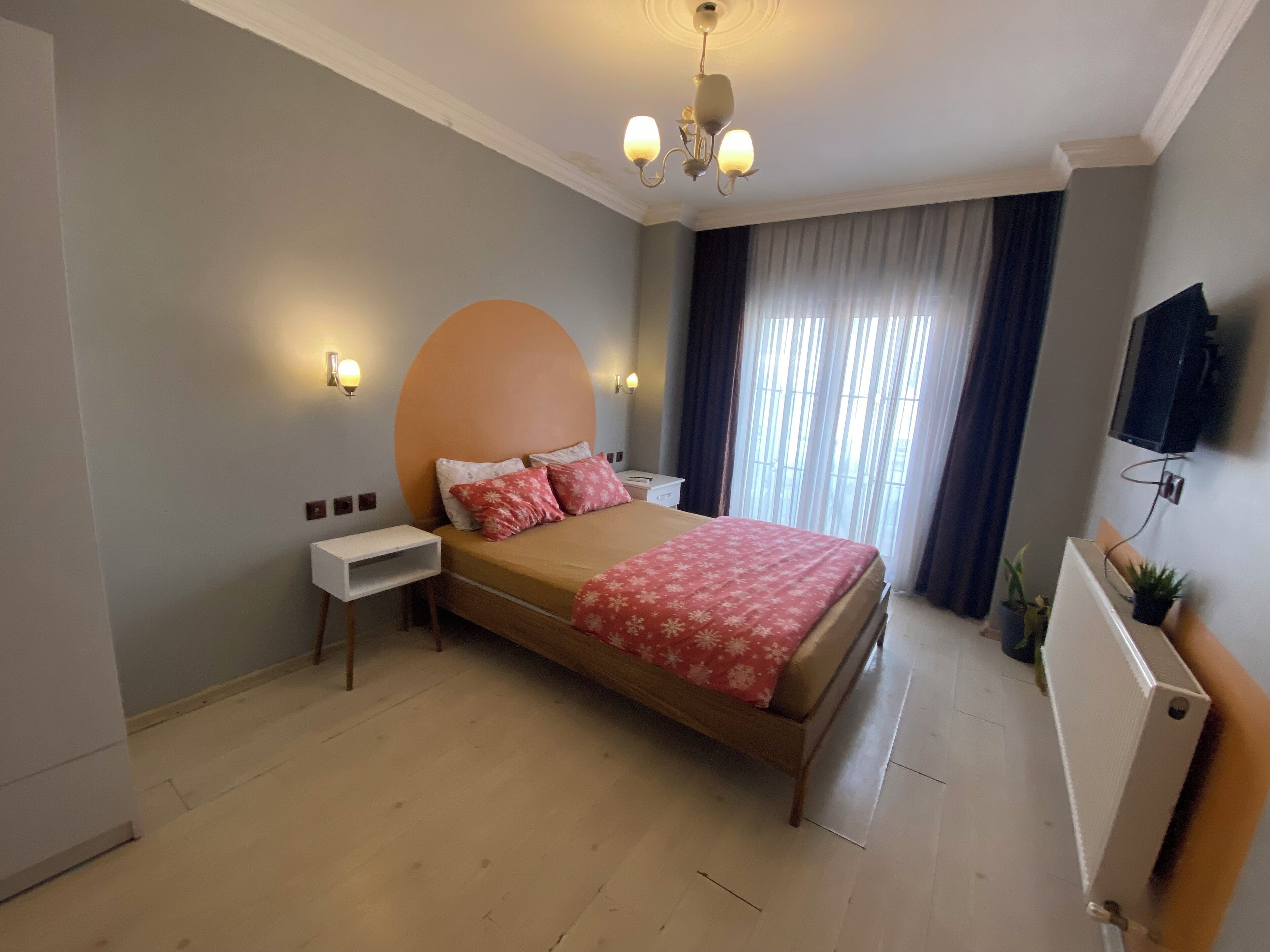 Skrivbord, mörkläggningsgardiner, ljudisolering och gratis wi-fi