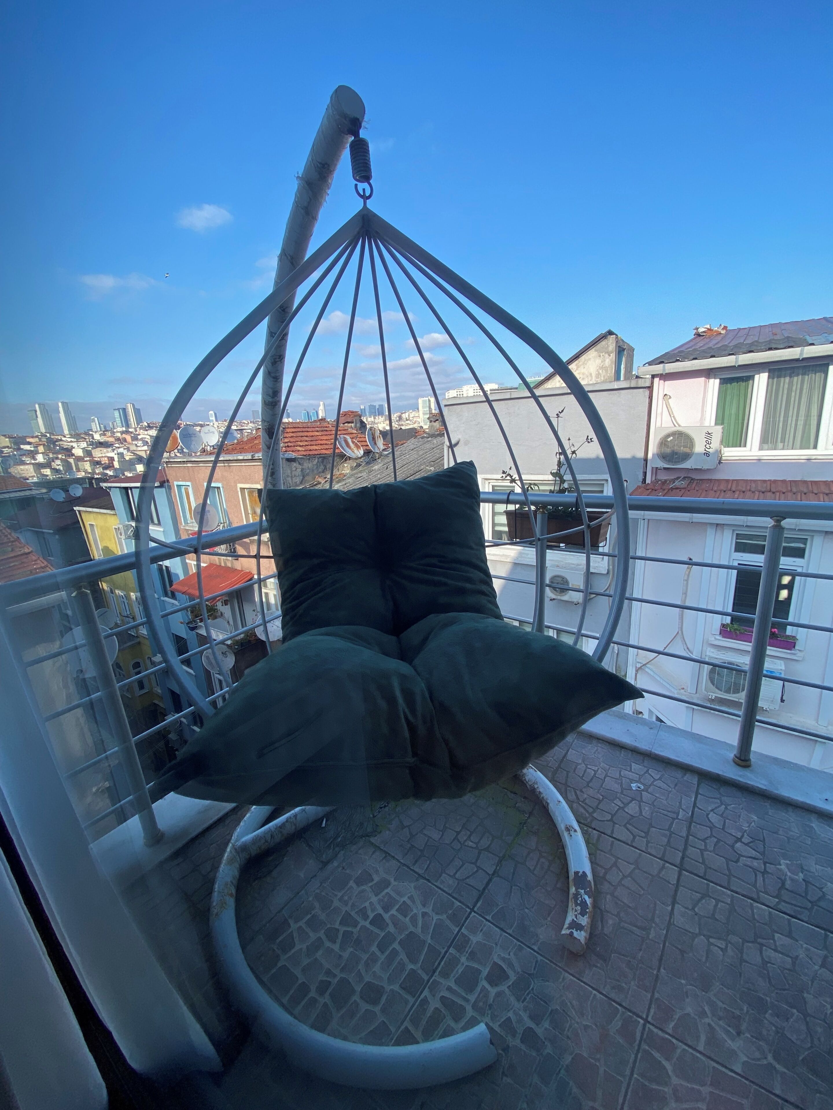 Deluxe kamer, balkon, uitzicht op stad | Een bureau, verduisterende gordijnen, geluiddichte muren, gratis wifi