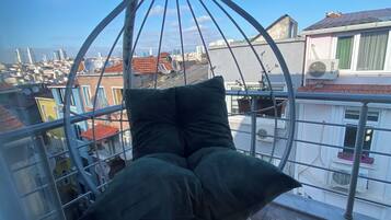 Deluxe kamer, balkon, uitzicht op stad | Een bureau, verduisterende gordijnen, geluiddichte muren, gratis wifi