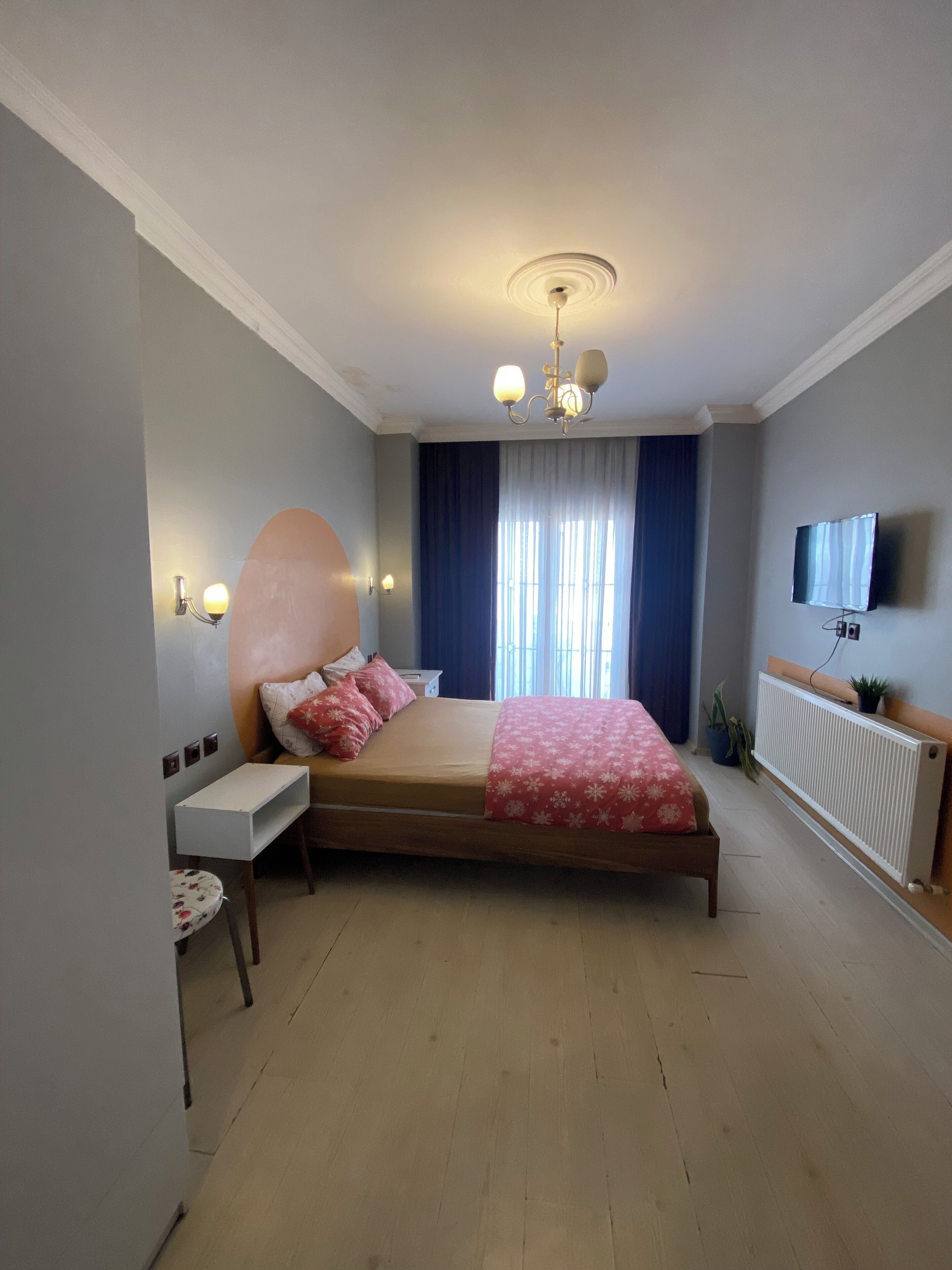 Schreibtisch, Verdunkelungsvorhänge, schallisolierte Zimmer