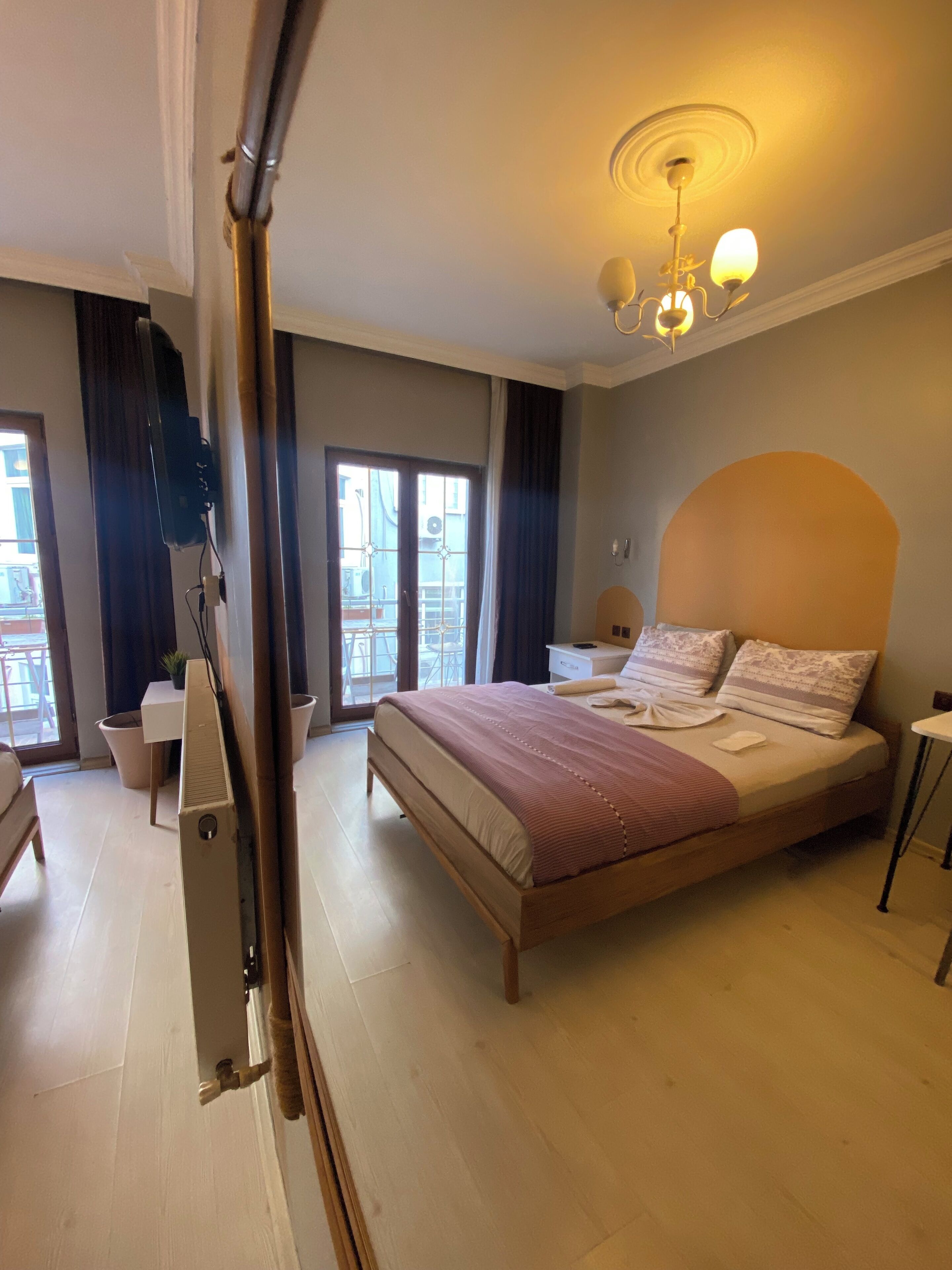 Een bureau, verduisterende gordijnen, geluiddichte muren, gratis wifi