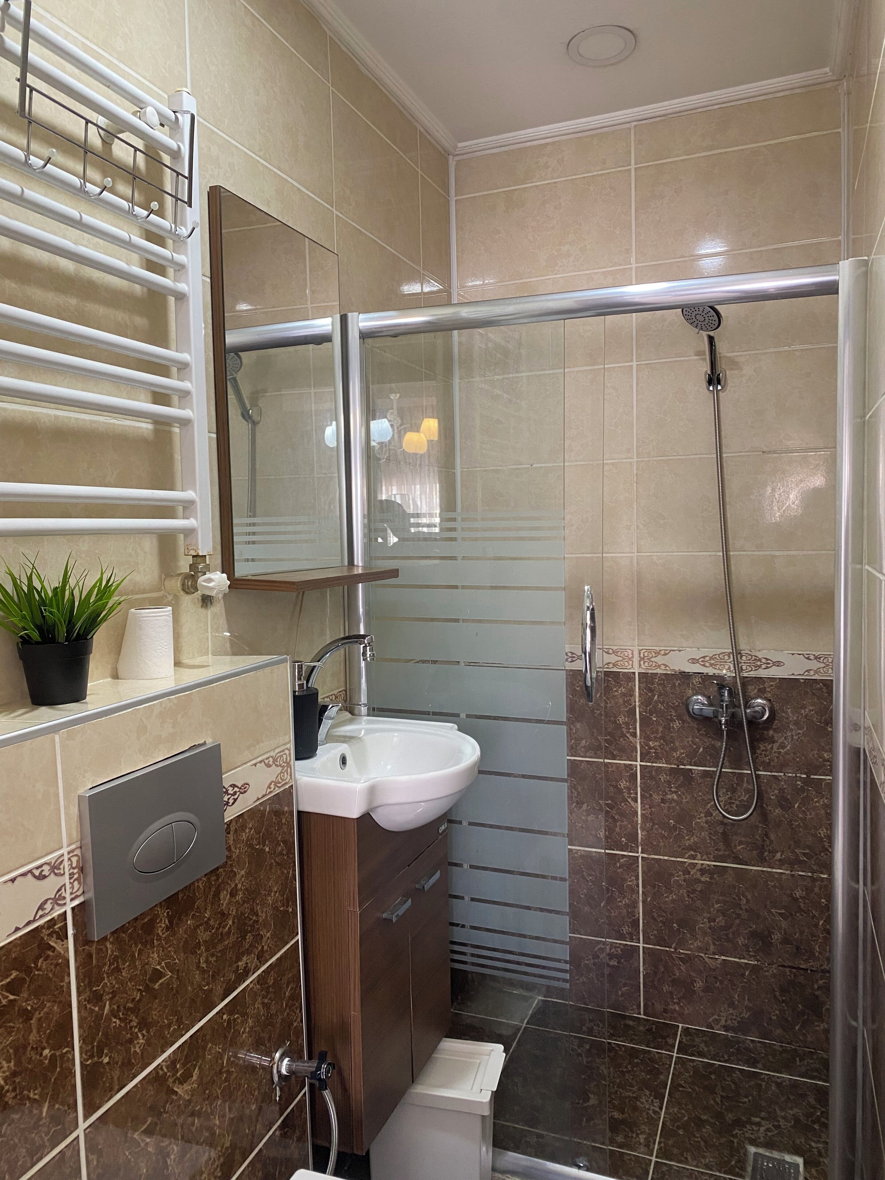 Kostenlose Toilettenartikel, Haartrockner, Hausschuhe, Handtücher