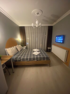 Schreibtisch, Verdunkelungsvorhänge, schallisolierte Zimmer