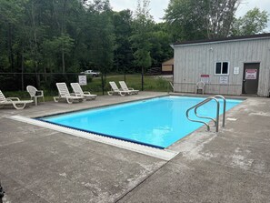 Outdoor pool - Tiny Timber on Black Lake (Hammond)