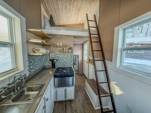 Fridge, microwave, oven, stovetop - Tiny Timber on Black Lake (Hammond)