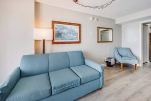 TV, offices - Beautifully Decorated unit with Pool & Ocean Views (Myrtle Beach)