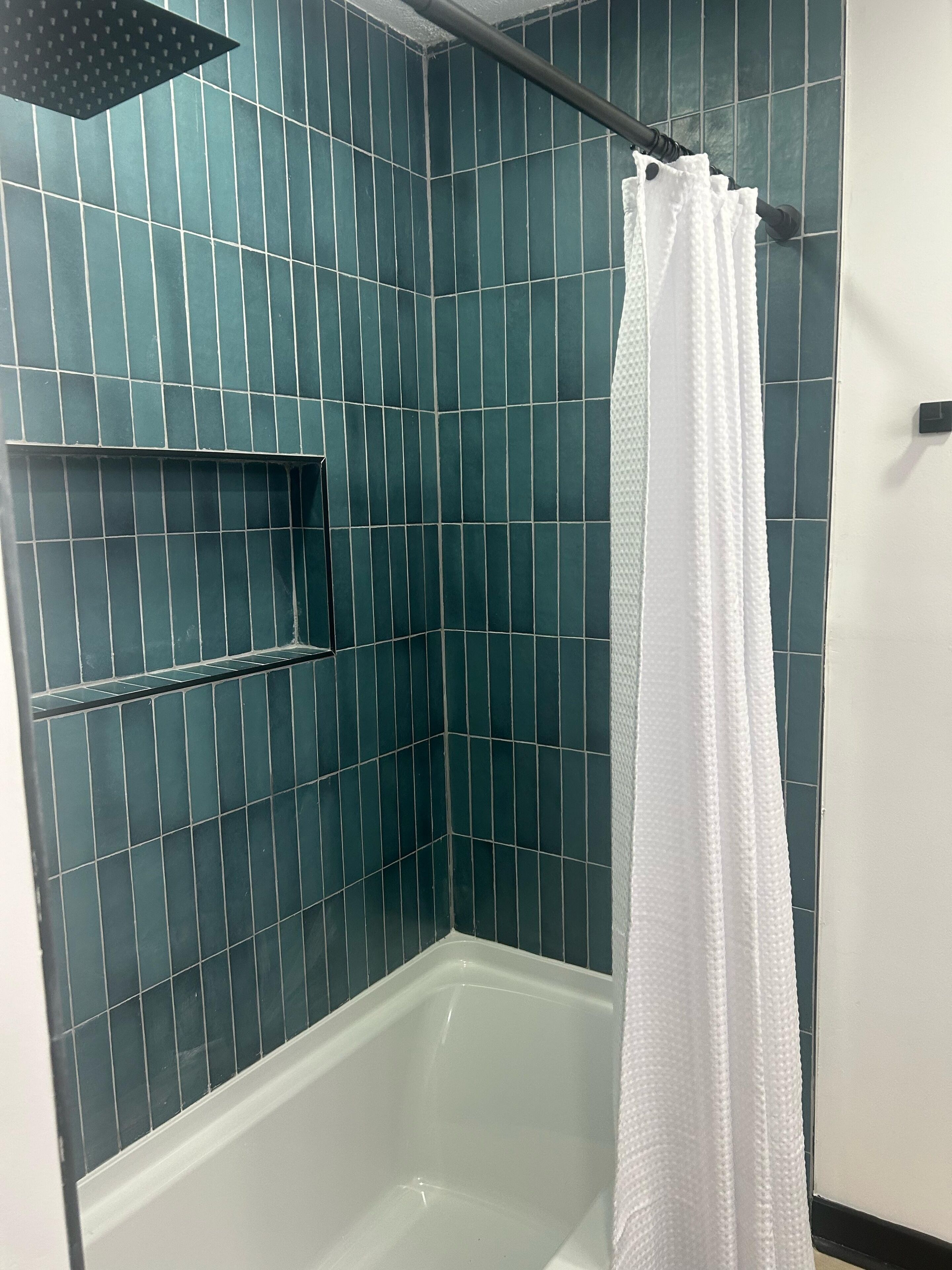 Douche, serviettes fournies, papier toilette