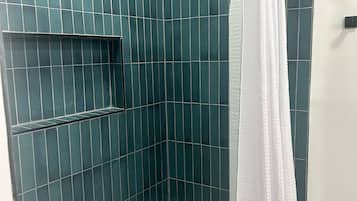Douche, serviettes fournies, papier toilette