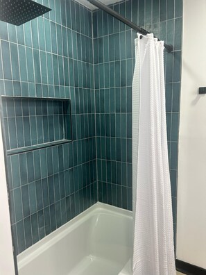 Regadera, toallas, papel de baño