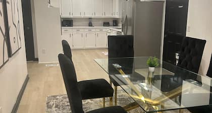 Bobby Rush Inn 3 bedroom 1.5 Bath modern house