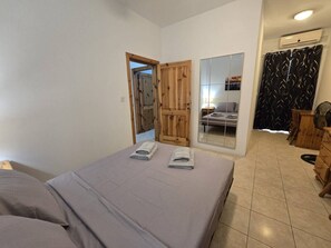 Desk, iron/ironing board, travel cot, WiFi - Msida College Apartment (Msida)