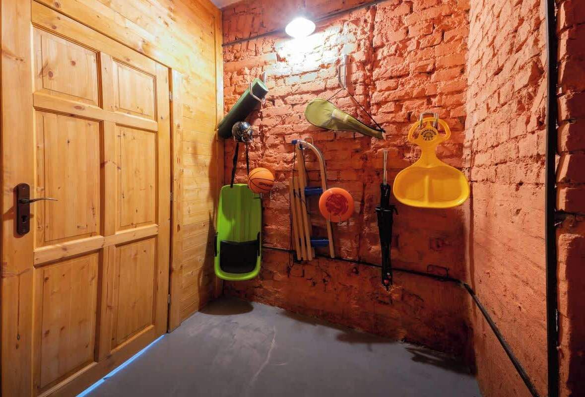 Ein kleiner, rustikaler Raum mit Holzwänden und einer einzelnen Tür.
