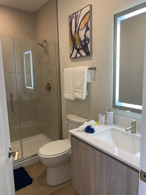 Shower, hair dryer, towels, soap - PRIVATE POOL TOWNHOUSE NEAR DISNEY * FAMILY FRIENDLY * SLEEPS 8 (Clermont)