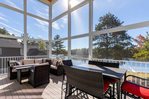 Luxury Lakefront Retreat, Sleeps 16, Sandy Beach