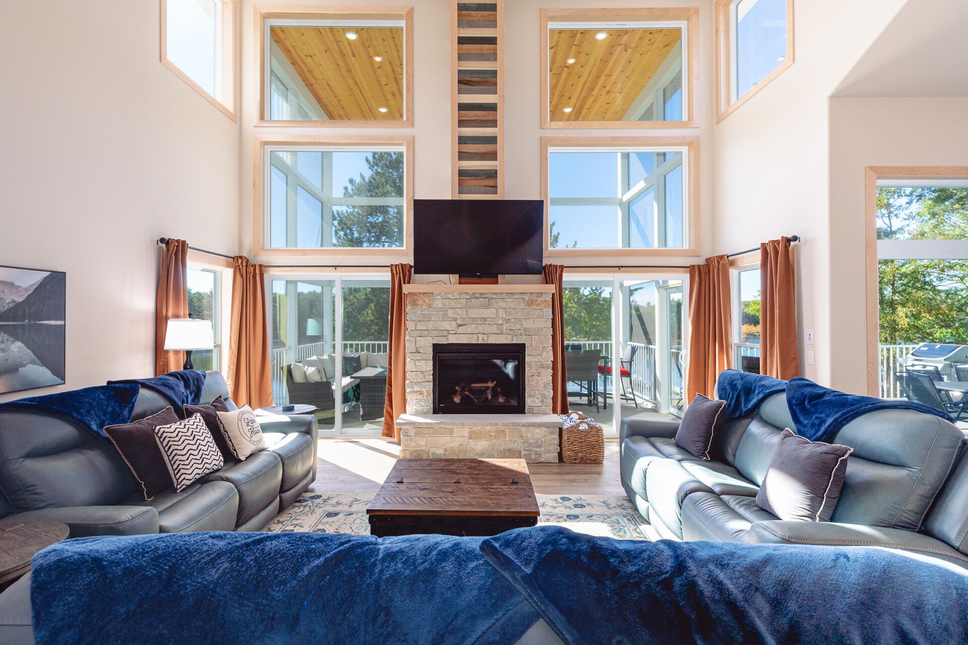 Smart TV, fireplace, stereo