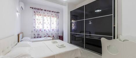 Strykjärn/strykbräda, wi-fi och sängkläder