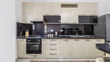 Kühlschrank, Mikrowelle, Ofen, Herdplatte