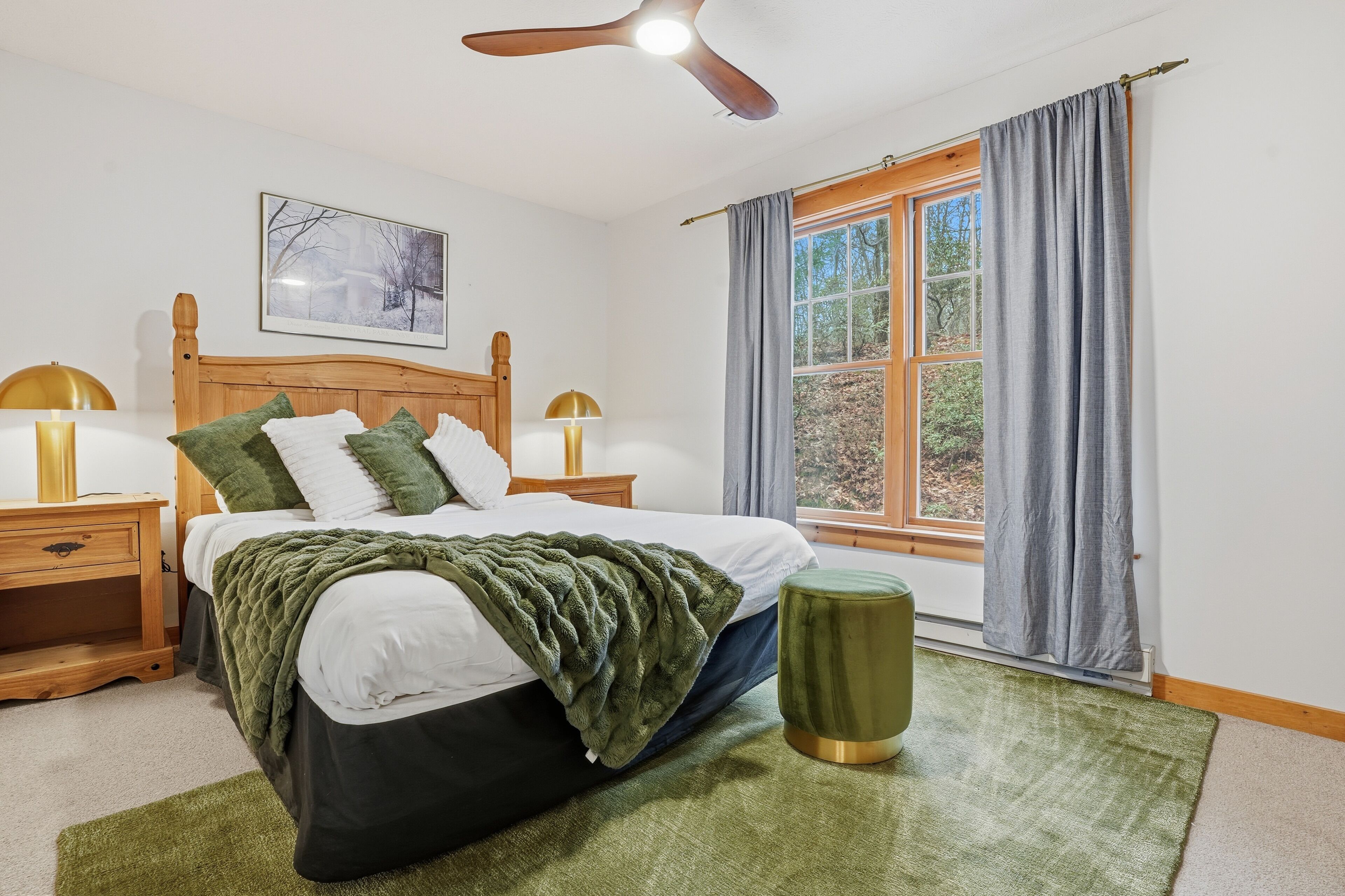 4 bedrooms, iron/ironing board, WiFi, bed sheets