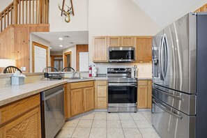 Private kitchen - Luxury Poconos Chalet, 3 Mins to Camelback, Entire home in Tannersville (Tannersville)