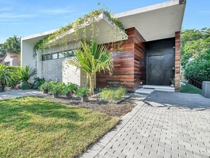 Luxury House | Property grounds - Luxury Pool Home - Downtown Brickell (Miami)