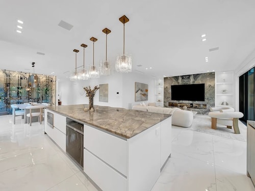 Luxury Pool Home - Downtown Brickell