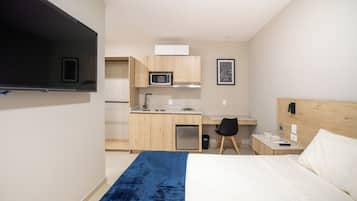 Comfort-Zimmer, Terrasse, Blick auf den Innenhof | Minibar, Zimmersafe, Schreibtisch, laptopgeeigneter Arbeitsplatz