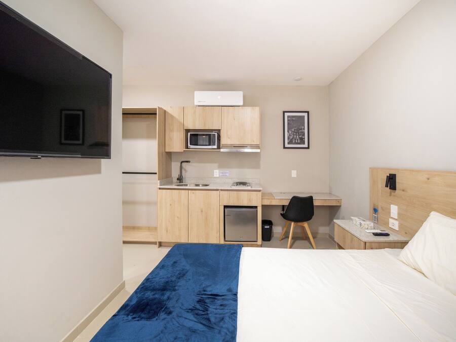 Comfort-Zimmer, Terrasse, Blick auf den Innenhof | Minibar, Zimmersafe, Schreibtisch, laptopgeeigneter Arbeitsplatz