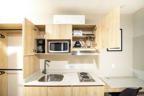 Minibar, in-room safe, desk, laptop workspace - Hotel Puerta Gala 2903 (Guadalajara)