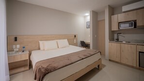 Estudio superior, patio, vistas al patio | Minibar, caja fuerte, escritorio y espacio para trabajar con un portátil