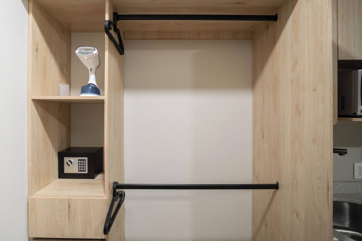 Een minibar, een kluis op de kamer, een bureau, een laptopwerkplek