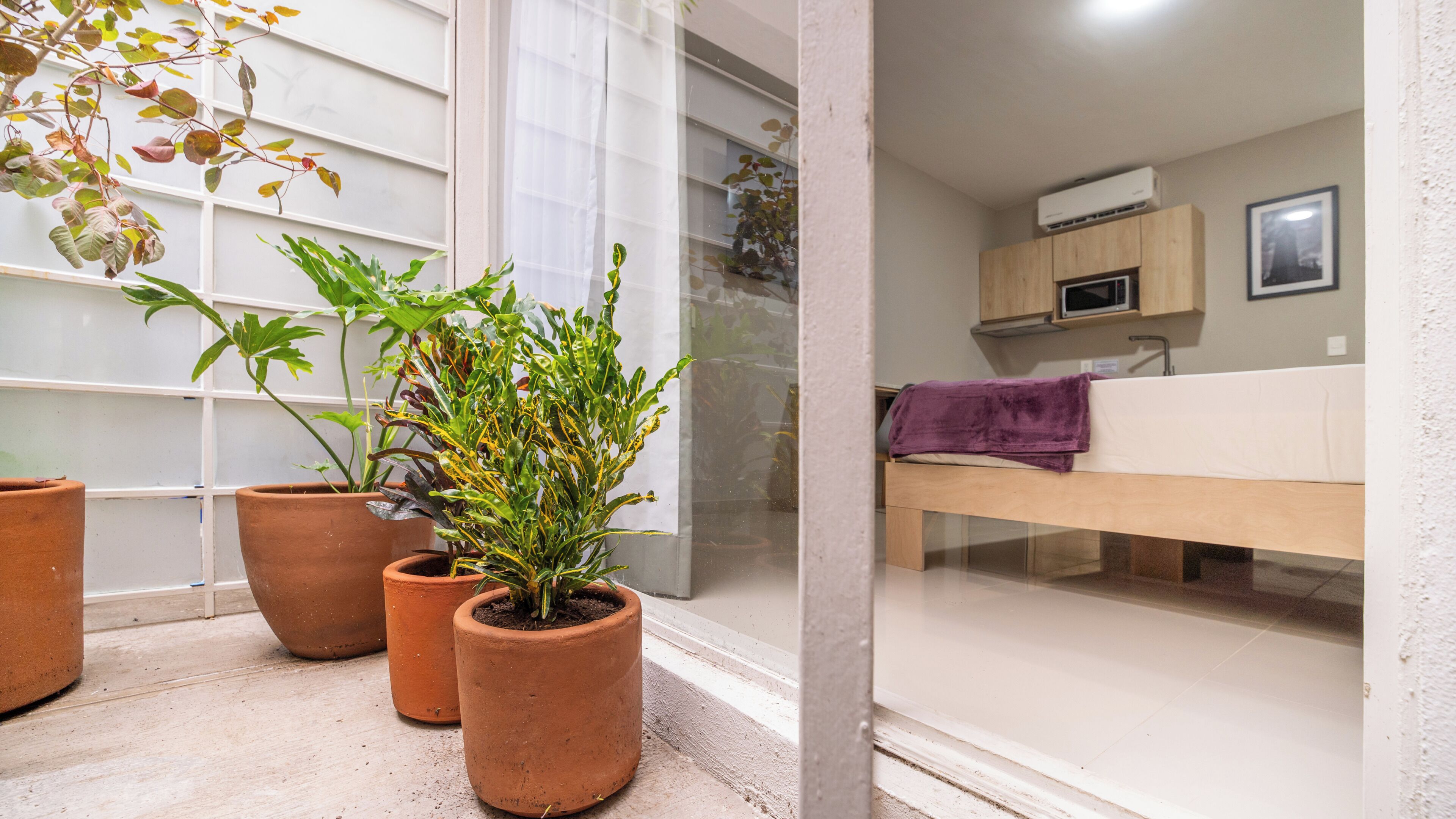 Minibar, caja de seguridad en la habitación y escritorio 