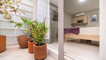 Minibar, caja de seguridad en la habitación y escritorio