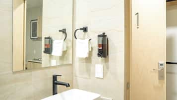 Minibar, coffres-forts dans les chambres, bureau