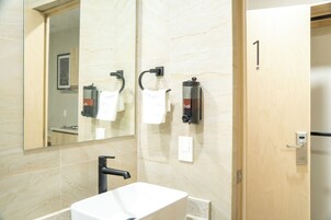 Quarto conforto, varanda, vista para o pátio | Frigobar, cofres nos quartos, escrivaninha
