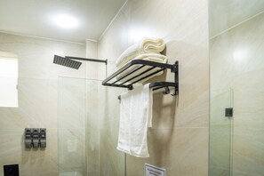 Minibar, in-room safe, desk, laptop workspace - Hotel Puerta Gala 2903 (Guadalajara)