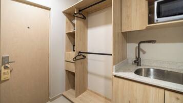Rom – comfort, terrasse, bakgårdsutsikt | Minibar, safe på rommet, skrivebord og skrivebord for bærbar PC