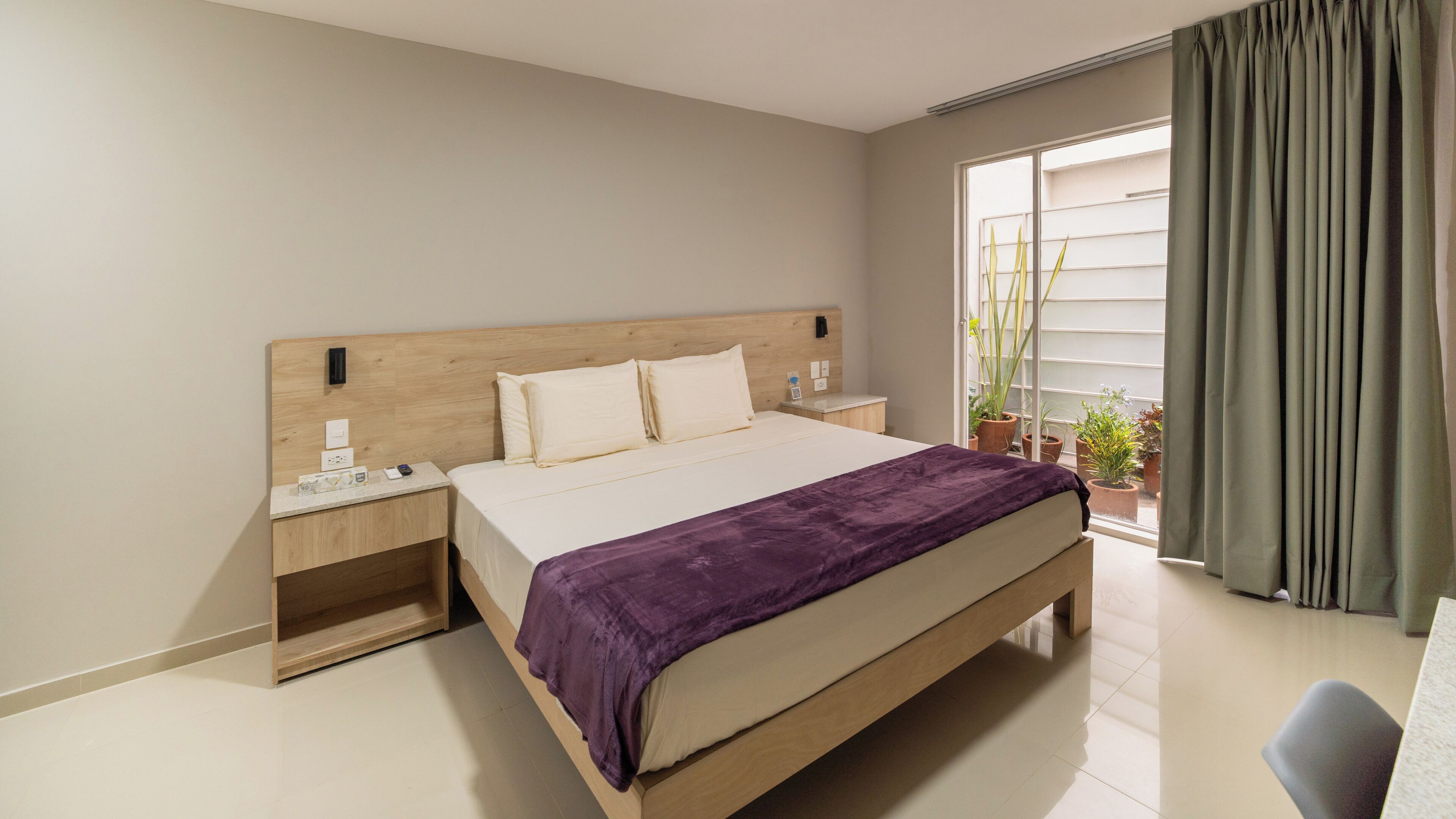 Minibar, caja de seguridad en la habitación y escritorio 