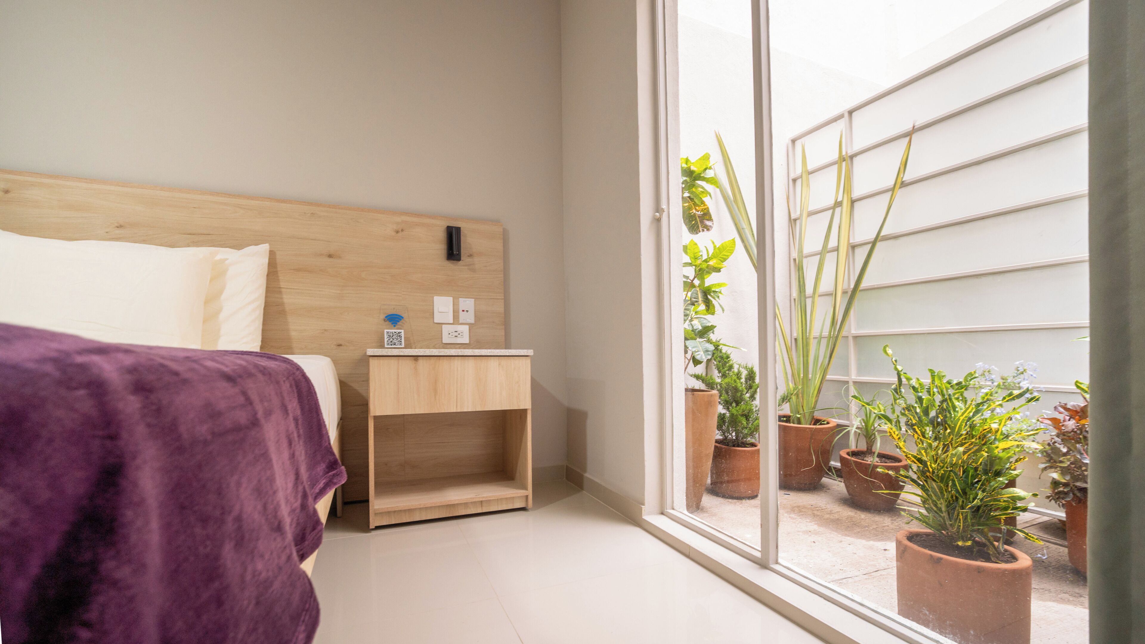 Minibar, caja de seguridad en la habitación y escritorio 