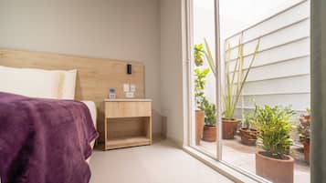 Minibar, caja de seguridad en la habitación y escritorio