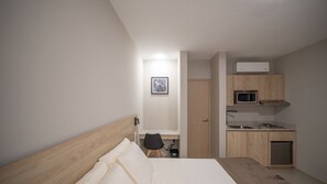 Minibar, in-room safe, desk, laptop workspace - Hotel Puerta Gala 2903 (Guadalajara)