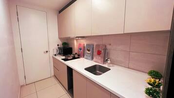 Fridge, microwave, stovetop, cookware/dishes/utensils