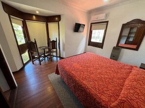 Tweepersoonskamer, uitzicht op stad