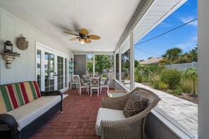 Terrace/patio - Serene 3-bedroom house with AC in charming Venice (Venice)