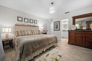 3 bedrooms, iron/ironing board, WiFi, bed sheets - Serene 3-bedroom house with AC in charming Venice (Venice)